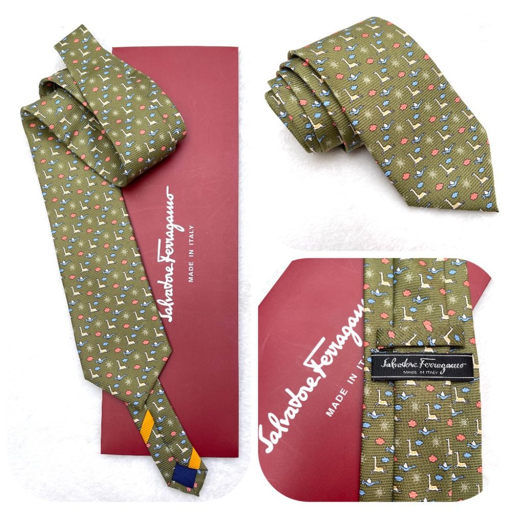 NIB Auc Salvatore Ferragamo silk giraffe tie made in Italy